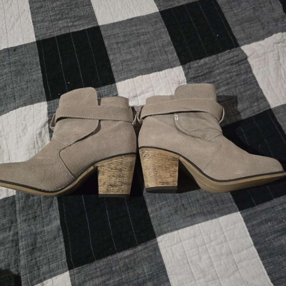 Stylish Women's Suede Ankle Boots - Tan - Picture 4 of 4